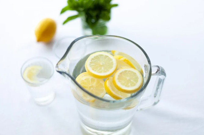 Eau aromatisée maison à la menthe et citron - Maison Labeye en été