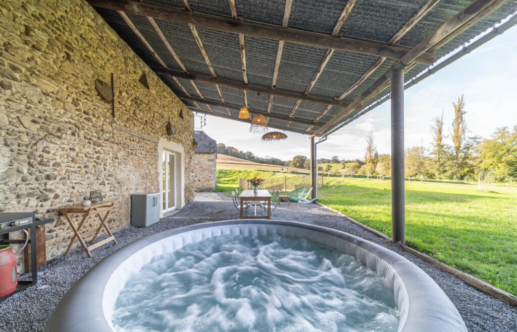 Jacuzzi privatif du gîte Maison Labeye dans le Béarn