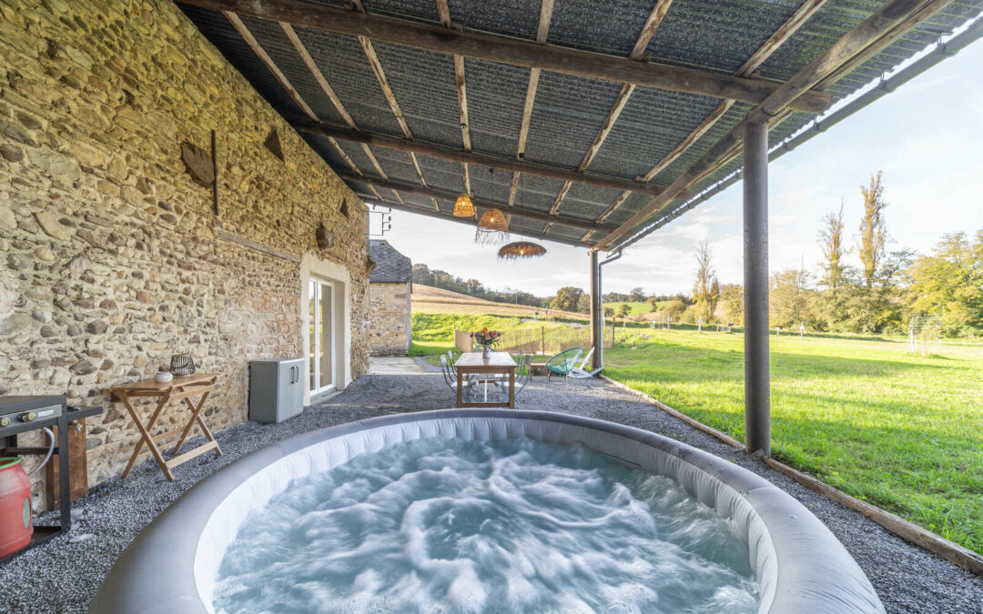 Jacuzzi privatif du gîte Maison Labeye dans le Béarn