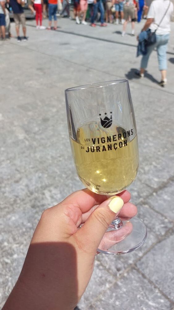 Fêtes de Monein avec dégustation de vins de Jurançon sur la place du village