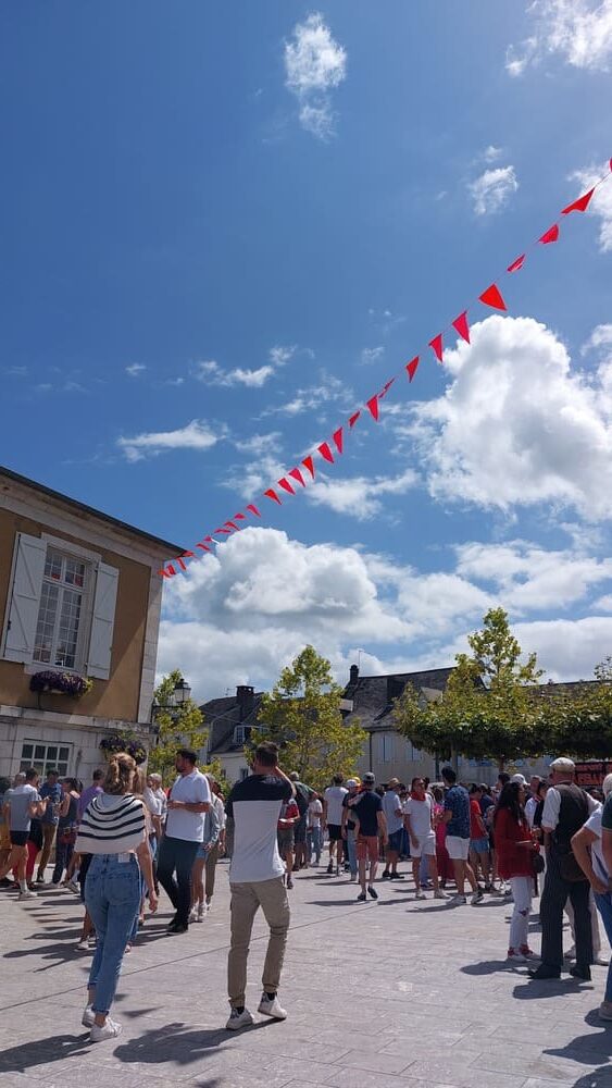 Ambiance festive des fêtes de Monein autour du vin de Jurançon